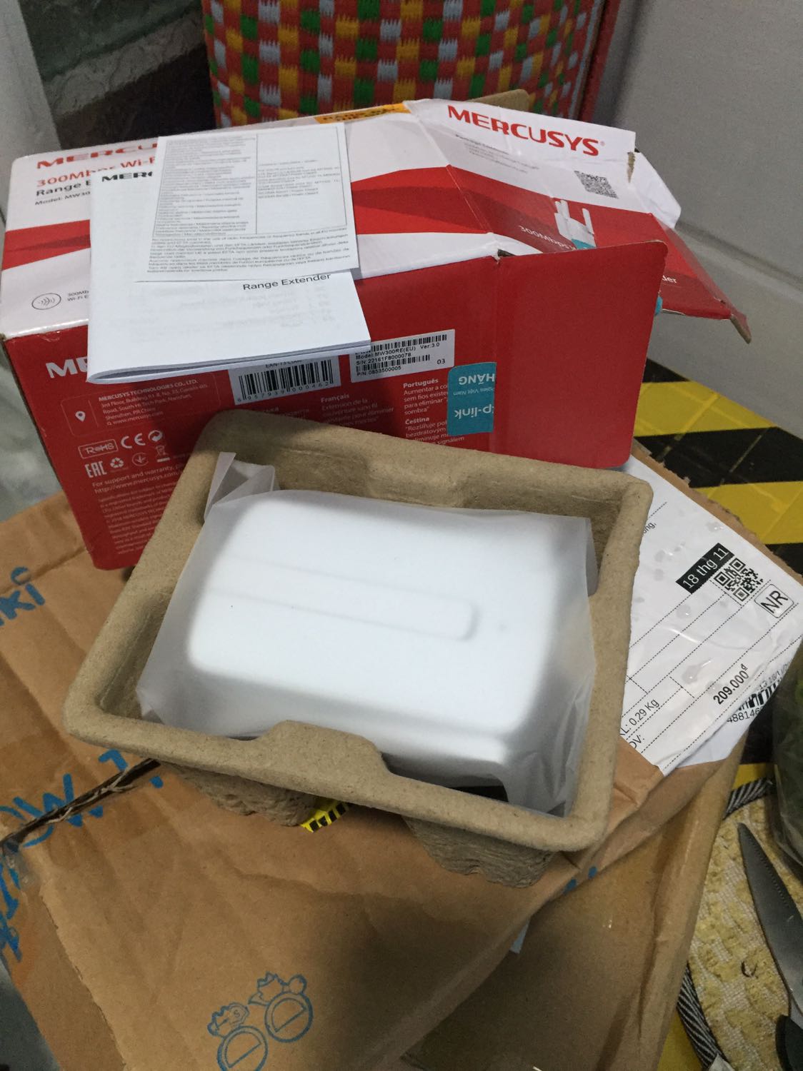 Hơi giận vì nhận được hộp méo mó, tưởng bị hỏng bên trong, may shop đóng thêm trong hộp carton cứng nên không bị ảnh hưởng gì. Hàng dùng wifi mạnh hơn nhiều nha