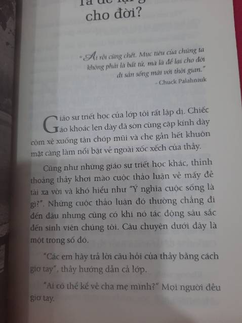 Sách được giao đến bị nhăn gáy, mực in mỗi trang lúc đậm lúc nhạt, cảm giác mực in không đều màu, khiến mình đặt câu hỏi, liệu sản phẩm này Tiki phân phối có phải là sách thật do First New sản xuất không?