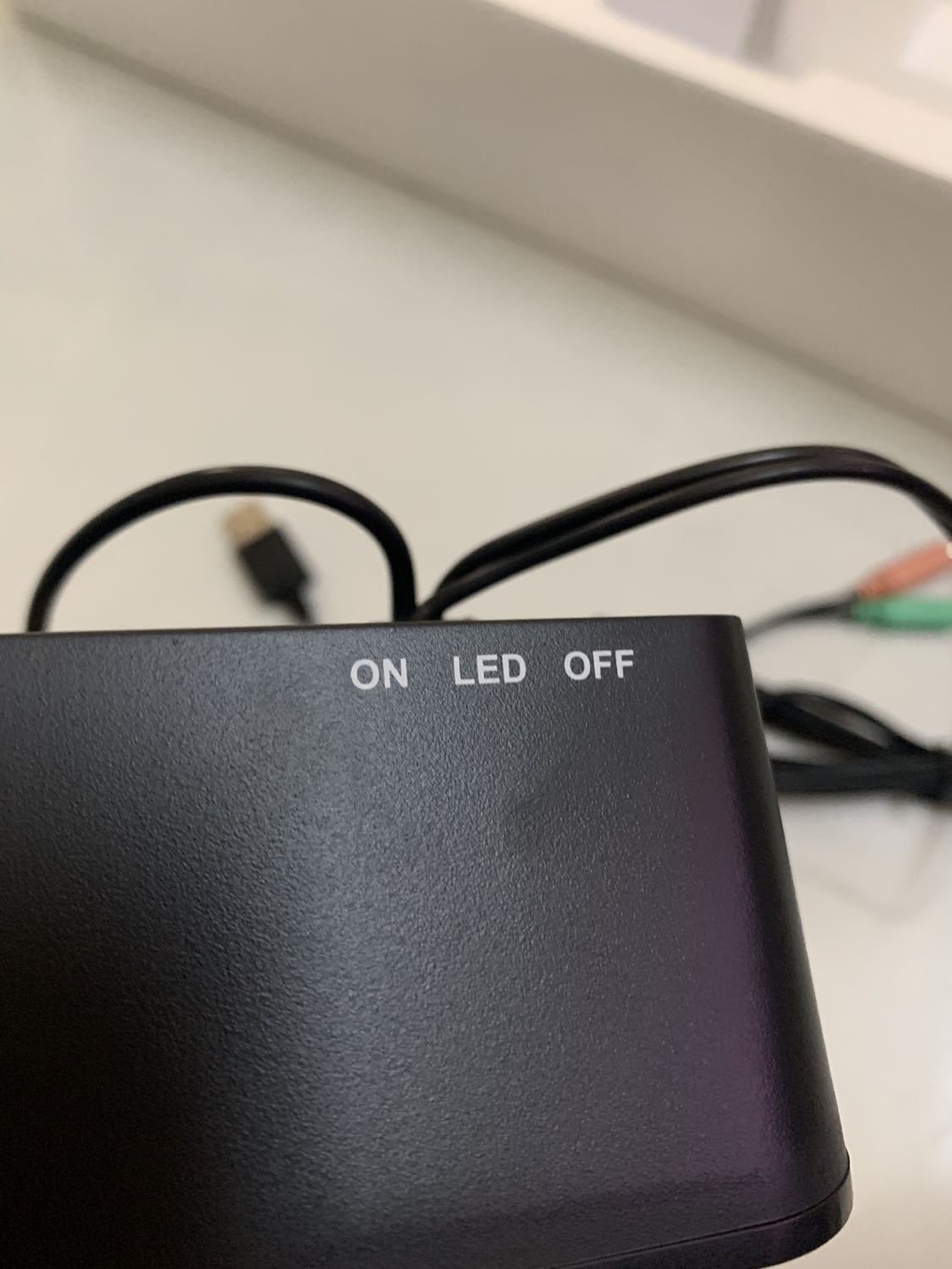 Loa rất đẹp, đèn led đổi 7 màu, tắt mở led được. 
Bảo hành chính hãng 1 năm, mở khoảng 80% nghe good. 
Phòng 30m2 nghe vẫn tốt... ? Loa rất đẹp, đèn led đổi 7 màu, tắt mở led được. 
Bảo hành chính hãng 1 năm, mở khoảng 80% nghe good. 
Phòng 30m2 nghe vẫn tốt... ?