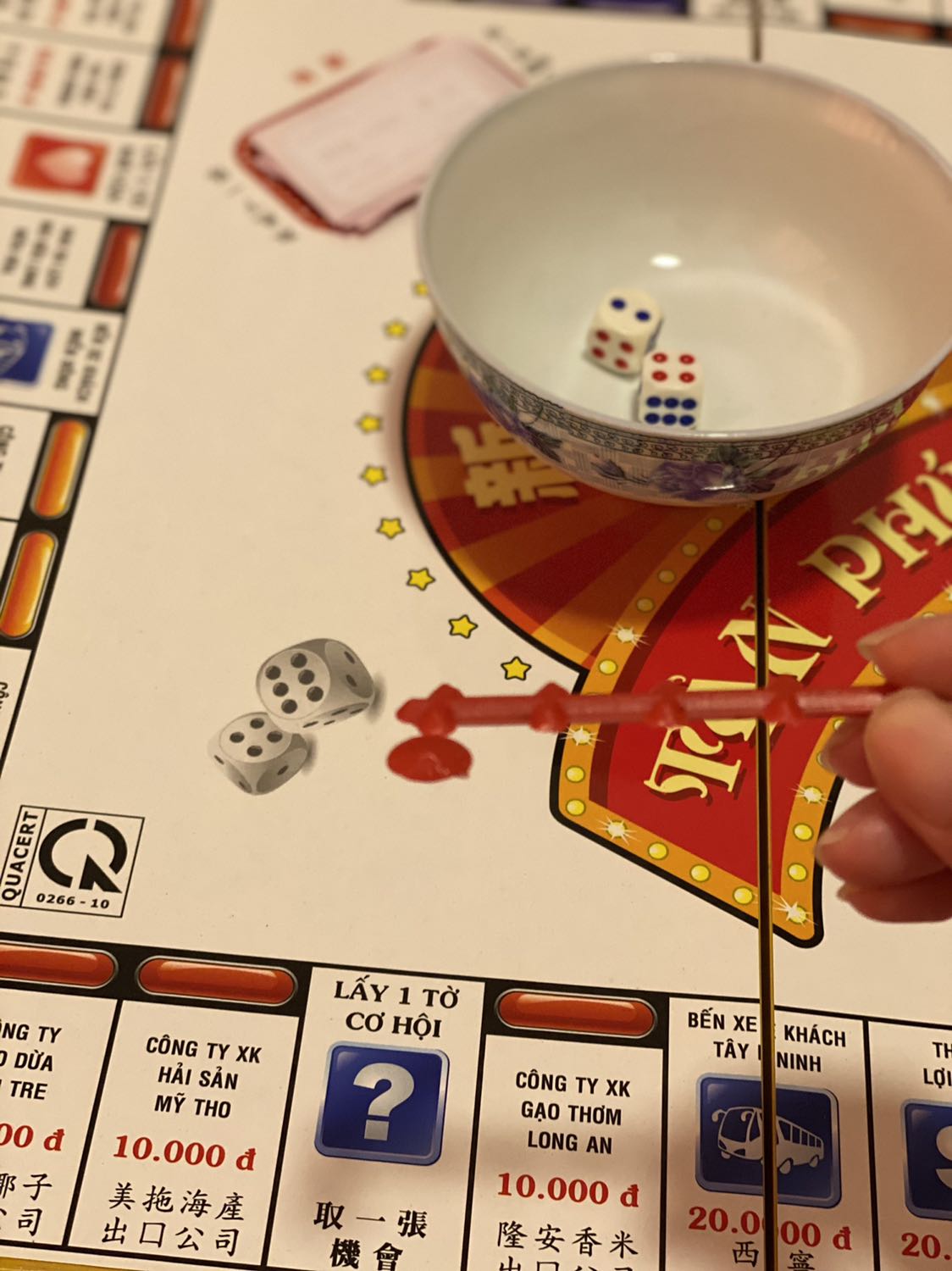 Giao hàng nhanh, sản phẩm nhìn chung khá ổn so với giá tiền.
Bàn cờ to, dễ chơi. Có thể mở ra và gập lại sau khi chơi.
Tuy nhiên, 1 số căn nhà bằng nhựa lúc mở ra đã thấy bị bể làm đôi. Nhà sản xuất nên chú ý hơn về chất lượng thành phẩm khi bán ra thị trường.
Do đó, mình xin đánh giá 3 điểm thôi.