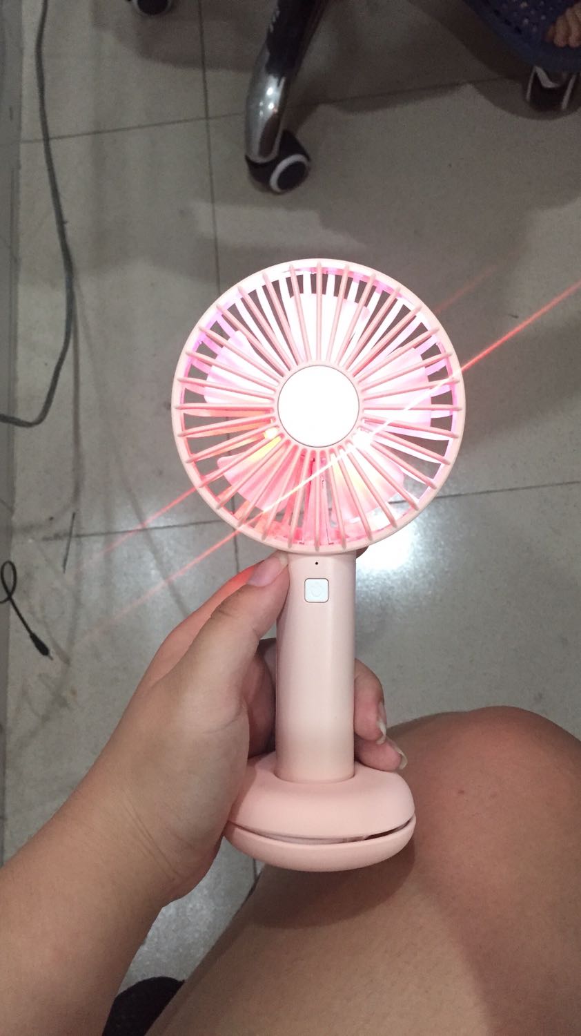 Quạt xinh quá trời, có cả đèn led nè 
Lười đọc thông tin shop nên về nhà bấm tùm lum lại thấy có đèn sáng trưng ha ha
Thích nhất cái đế quạt Donut vì tui thích bánh Donut