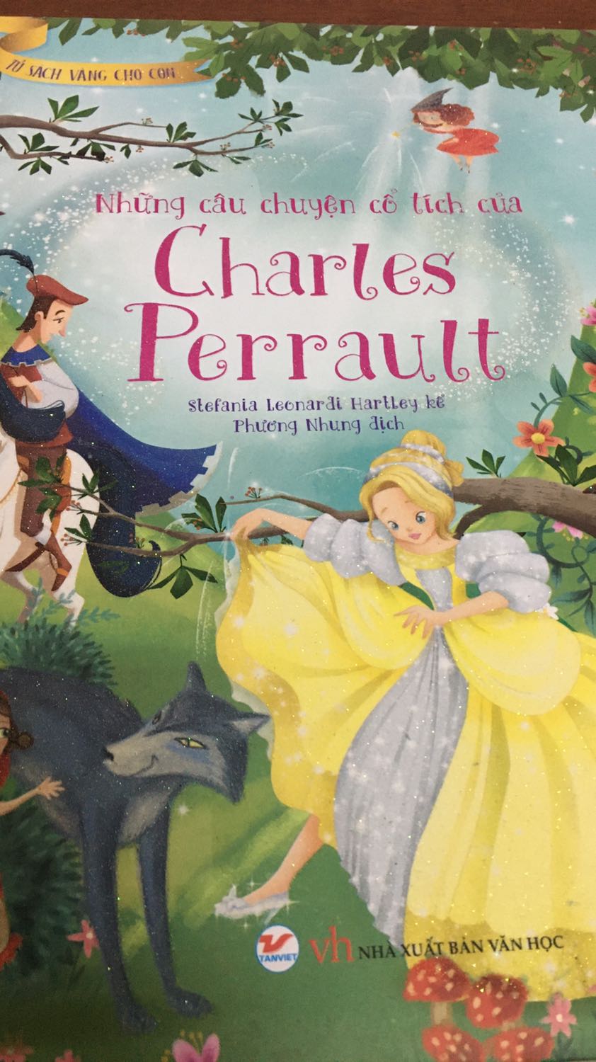 Quyển truyện cổ tích của Charles Perrautt thì bìa làm sắc sảo, có kim tuyến đẹp.
Còn quyển truyện ngụ ngon La Fontaine thì nhìn như sách giả: bìa mềm mềm, ko có kim tuyến đẹp, sách nhẹ hơn quyển Charles Perrautt. 
Cùng là bộ sách trong Tủ sách vàng cho con, nhưng sao chất lượng trình bày khác nhau như vậy???