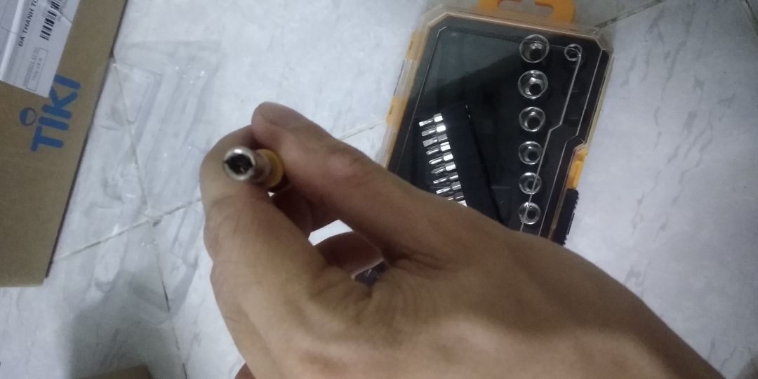 mới mua nhưng cái đầu cây nhỏ này bị gì rồi không nhét đầu vít nhỏ vào dc