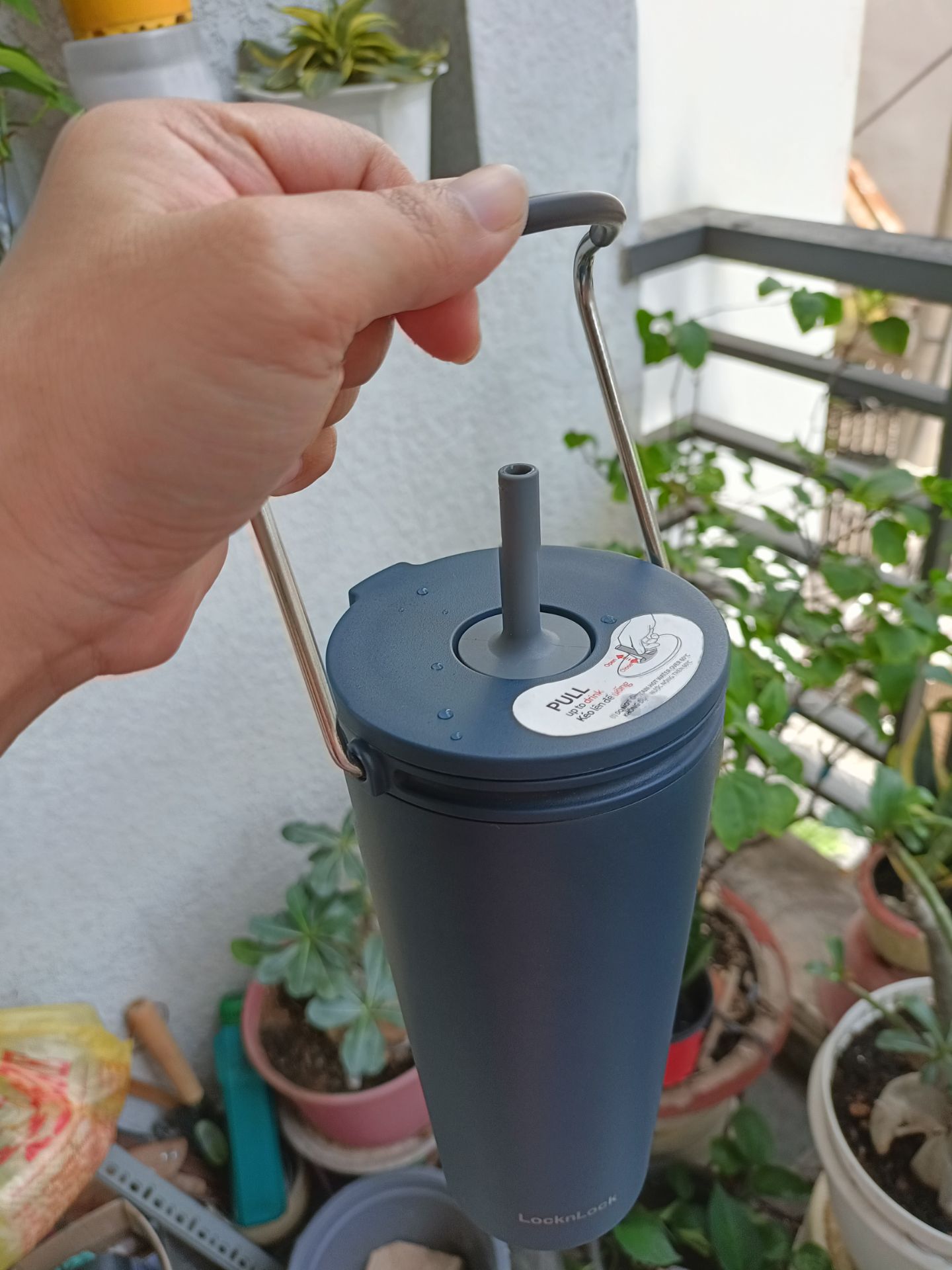 kiêủ dáng lịch sự sạch đẹp, có tai xách tiện lợi gọn gàng, lớp nắp trong có chỗ cắm cả 2 bên ống hút. có điều quảng cáo đổ ko chảy mà mình máng xe chạy xốc tưng xuống sàn xe chảy một ít.