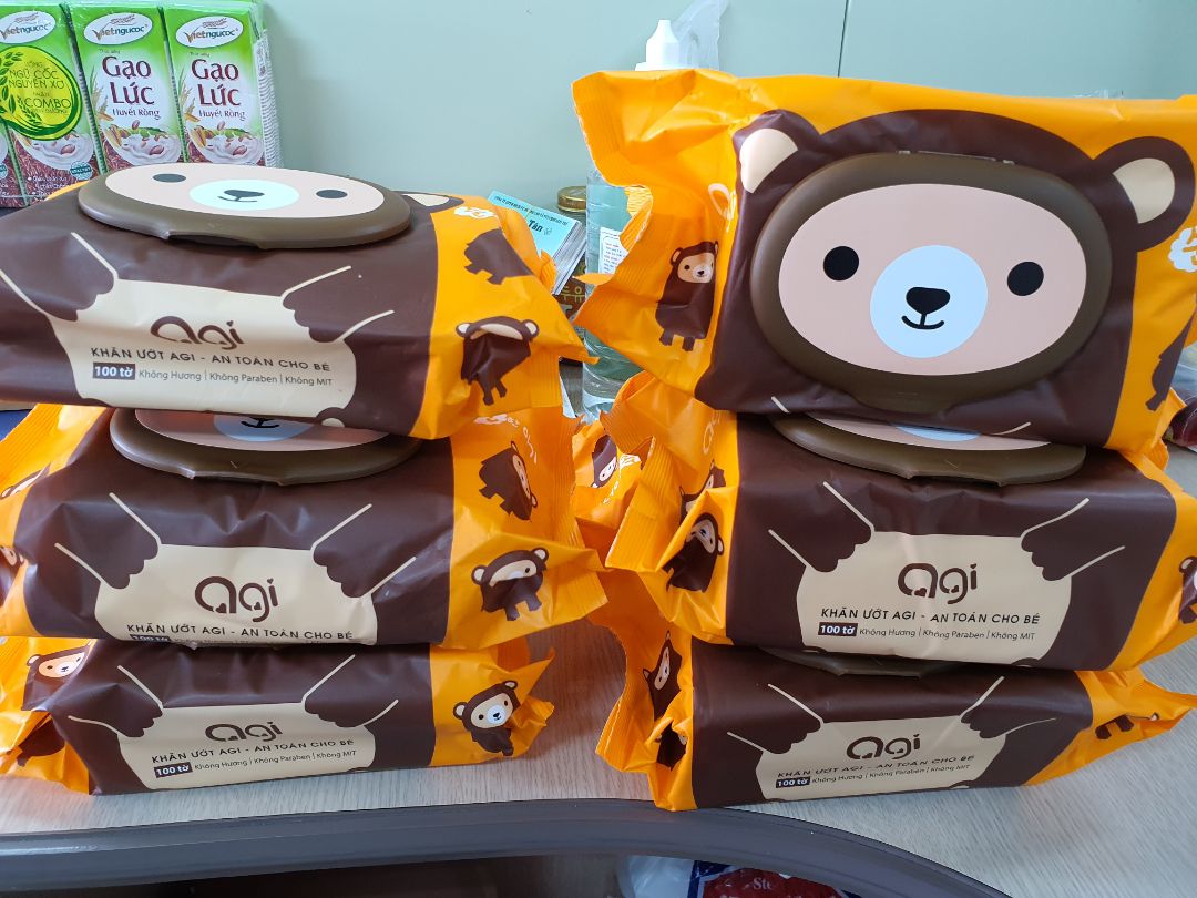 Shop chuẩn bị và giao hàng nhanh, đặt chiều hôm qua sáng nay hàng đã đến luôn. Gói khăn thiết kế bắt mắt, ngộ nghĩnh, giá thành hợp lý, date còn khá mới. Loại này dùng rất thích, độ ướt vừa phải, shop giao loại không có mùi còn trước mình mua ở siêu thị loại hương nhẹ nên mùi cũng rất nhẹ nhàng không bị gắt. Hơi buồn xíu là mình lấy 2 set (10 bịch) mà shop giao cùng 1 mẫu hết.