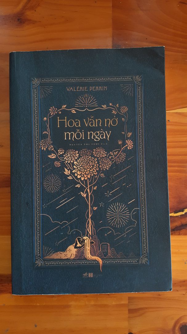 Cuốn sách là sự lồng ghép những câu chuyện hiện tại - quá khứ, từ những góc nhìn khác nhau dần hé lộ cho người đọc về câu trả lời của từng nhân vật. Giọng văn của nữ tác giả đậm chất văn chương Pháp bởi sự bay bổng và thâm thúy của nó. Cách xây dựng nhân vật khá thú vị, đặc biệt là Violette - một nàng thơ đầy hoang dại nhưng cũng rất dịu êm.