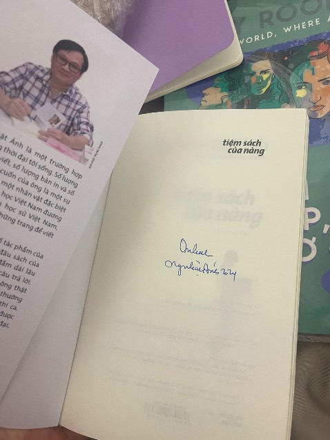 Mua sách trúng Secret là có thật nè!!! Cuốn có chữ ký của bác Ánh luôn mê quáaa! Đã thế Bookmark siêu cứng cáp luôn ý, chất liệu gì mà mượt như nhung ấy siêu mê! Yêu Tiki yêu bác Ánh vô cùng 😍