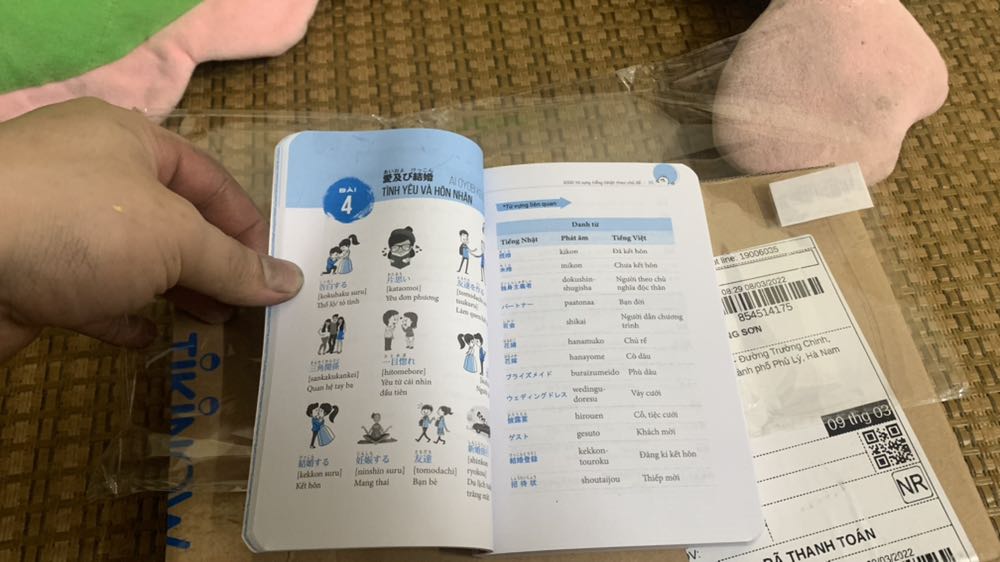 mới đầu còn tưởng quyển sách khá là to nhưng thì ra là 1 cuốn sách mini, nhưng mà không sao, hàng bọc đẹp, sách mới và đẹp, có nhiều từ vựng theo chủ đề để trau dồi kiến thức thêm cho bản thân, tiện mang đi lại