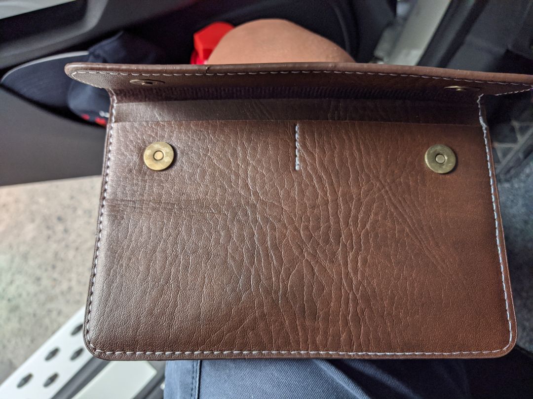 Chất lượng tạm ổn so với giá. Màu sắc, đường may như ảnh. Có 1 ngăn lớn để đăng kiểm, bảo hiểm, 2 ngăn nhỏ để bằng lái, cà vẹt.