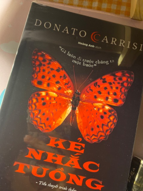 Quyết định đúng đắn nhất là mua gói bookcare, sách về tới tay trộm vía không nát không gì siêu mới, nhưng Tiki bọc sách chả gói ghém lót gì luôn thả bịch cái vào hộp và chuyển đi 🥲 lần này mở hộp cũng chơi trò may rủi sợ sách nát hỏng á
Nội dung mình chưa đọc nhưng review thích lắm nên rất kì vọng