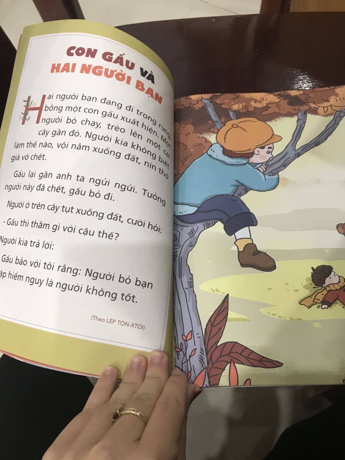 Ảnh đẹp chữ to, cuốn truyện to bằng tờ A4. Gồm truyện ngụ ngôn ngắn ngắn dễ đọc cho bé, tô màu, ghép hình... Nhưng minh hoạ nhiều chỗ chưa đúng (ví dụ truyện về sói nhưng lại minh hoạ con cáo nên bé ko đồng ý khi mình đọc theo truyện là con sói). Từ ngữ dùng chưa phù hợp lắm với các bé hoặc câu cú còn lủng củng chưa gãy gọn. Vì vậy  khi đọc mình có thể tự chuyển thành các từ tích cực hơn (ví dụ bác nông phu quyết tâm trả thù, nghe khá nặng nề). Nhìn chung đáng mua nhé các mẹ.
