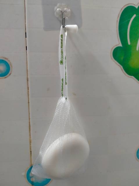 Tiki đóng gói, vận chuyển luôn chỉn chu như vậy. Đơn hàng được đóng gói cẩn thận, có cảnh báo đầy đủ, bọc chống sốc để vận chuyển an toàn, nguyên vẹn cho sản phẩm.

Về chất lượng thì sản phẩm còn nguyên tem niêm phong, có cả gói bảo bì phụ bên trong. Xà phòng cũng khá lớn, mùi thơm nha; nên trang bị thêm túi lưới rút để đựng và tắm; khi tắm tạo bọt có hương thơm đem lại cảm giác rất dễ chịu. Đặc biệt là mình dùng được 2 ngày thôi là đã thấy tình trạng mụn lưng được giảm đáng kể luôn ý, khá bất ngờ (mình mụn lưng ở mức độ nhẹ). Mình rất vui và hài lòng, chắc chắn sẽ ủng hộ Tiki thêm những lần tới nhaa.