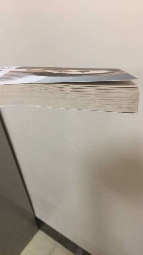 Tiki giao hàng nhanh, nhân viên thân thiện. Cuốn sách mình rất chờ đợi trong cả năm.
Mình nhận được sách  cũ, bìa có 2 vệt ngang, cong, gáy trên cùng ruột sách có dấu hiệu mốc. Khi mở sách ra thì giấy càng cũ.  Sách ko được gói bọc trong túi nioln như những cuốn trong phần phần bình luận. Ví dụ hôm nay chỗ mình  trời mưa to chắc sách ướt hết mất khi đến tay mình.

Mong tiki đổi hàng lại cho mình và chú ý viecj đóng gói hàng. Mong sớm nhận được phản hồi từ tiki.