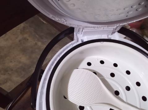 Rất không hài lòng về nồi cơm và thấy thất vọng với sự hỗ trợ của Tiki.
Nồi cơm nắp chênh, thoát khí ra rất nhiều khiến hơi nước đọng lại cả trong và ngoài nắp nồi.
Nồi khi nấu thì vỏ nhựa bên ngoái khá nóng.
Trong khi nồi cơm để miêu tả là kín khí, "Nồi có vỏ ngoài được phối hợp bằng inox và nhựa PP cách nhiệt cao cấp bền đẹp và an toàn khi sử dụng."

Đã gửi email phản ánh ngay trong ngày nhận hàng mà đến nay là ngày thứ 4 vẫn không nhận được phản hồi nào từ phía tiki.