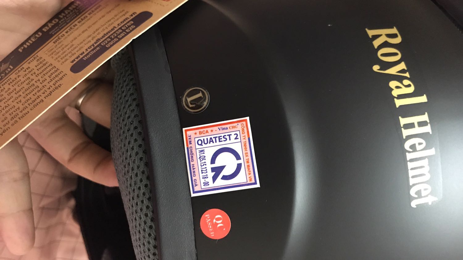 Size vòng đầu của mình là 59cm, mình đã đặt mũ size L theo hướng dẫn của shop, tuy nhiên sau khi nhận mũ và kiểm tra tem mình phát hiện ra những thông số ghi trong tem của mũ không giống với hướng dẫn chọn size của shop. Cụ thể là size L từ 55-56, size XL 57-58cm. Như vậy mình sẽ không thể đội vừa mũ này. Hi vọng shop hỗ trợ đổi size cho mình!