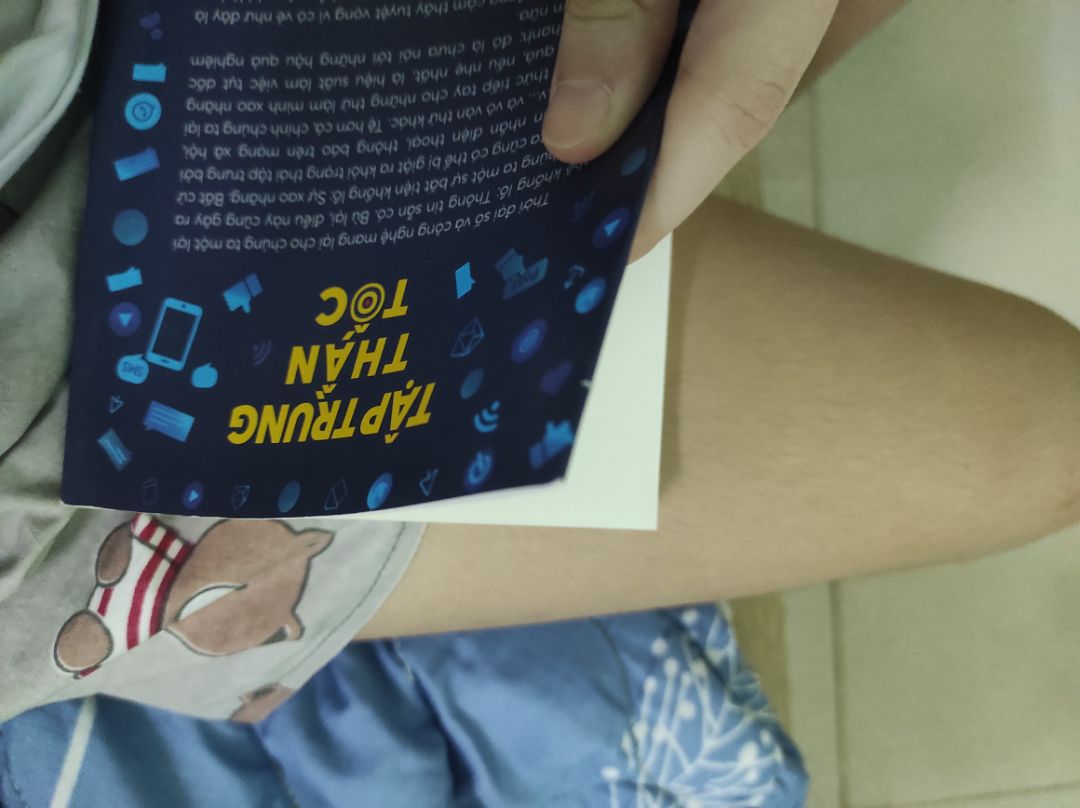 tróc bìa lủng 1 chỗ như sách cũ