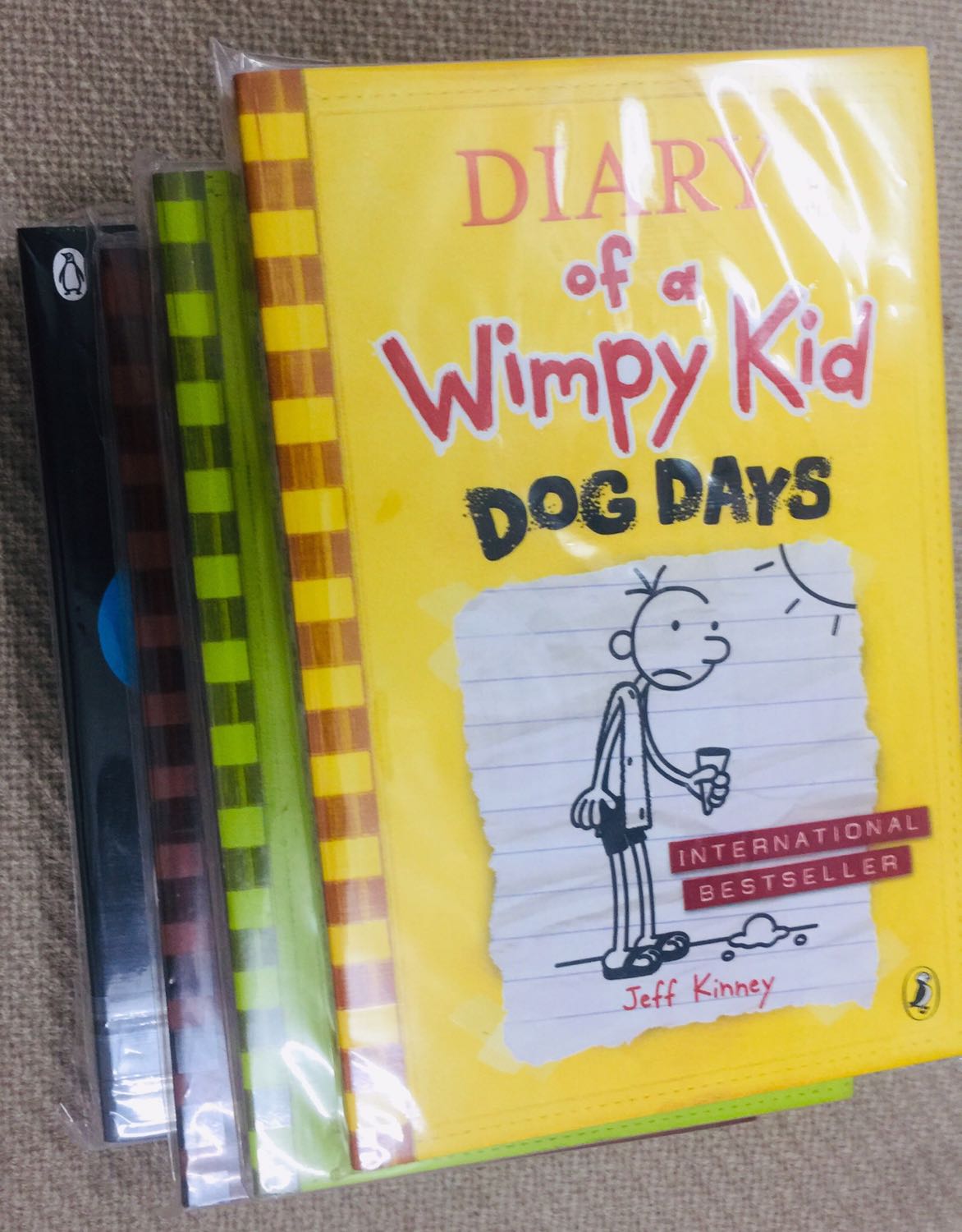 Sách có chút dơ nhưng vì tiki cho bọc sách nên bỏ qua :) Tiki giao hàng không quá 1 ngày, quá thích! 

Quyết định mua để “tắm” tiếng Anh vì “Diary of a wimpy kid” có nội dung thú vị, nhí nhảnh, hài hước và từ ngữ thông dụng trong giao tiếp hằng ngày, dễ đọc. Chất giấy xốp, mỏng, hơi ngả màu nên không chói mắt, giấy lốm đốm như giấy tái chế chứ không mịn. Tập này có 217 trang truyện.

Canh sale cuốn khác và có phiếu giảm 50k cho đơn 299k nên chốt luôn :)). Dù sao cầm trên tay cuốn sách vẫn thích hơn đọc ebook :(