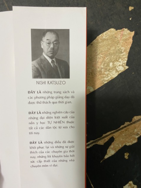 Lần đầu tiên unbox cuốn sách cảm giác khó chịu vô cùng, sách y học nhưng thông tin tóm tắt sơ lược về tác giả ban đầu không thấy, lại dành ba trang giới thiệu người dịch
Không hài lòng
Rcm đọc bộ Nhân tố Enzyme của bác Hiromi Shinya đầy đủ thông tin hơn