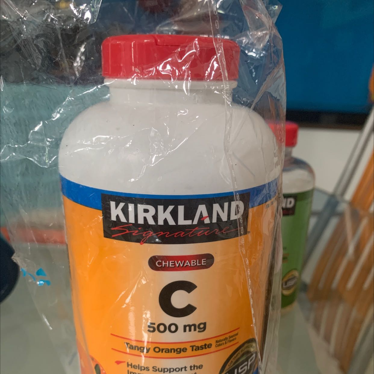 Sản phẩm nguyên vẹn, không chảy nước, hộp đóng kín, còn kèm thêm quà tặng, rất chu đáo, cảm ơn