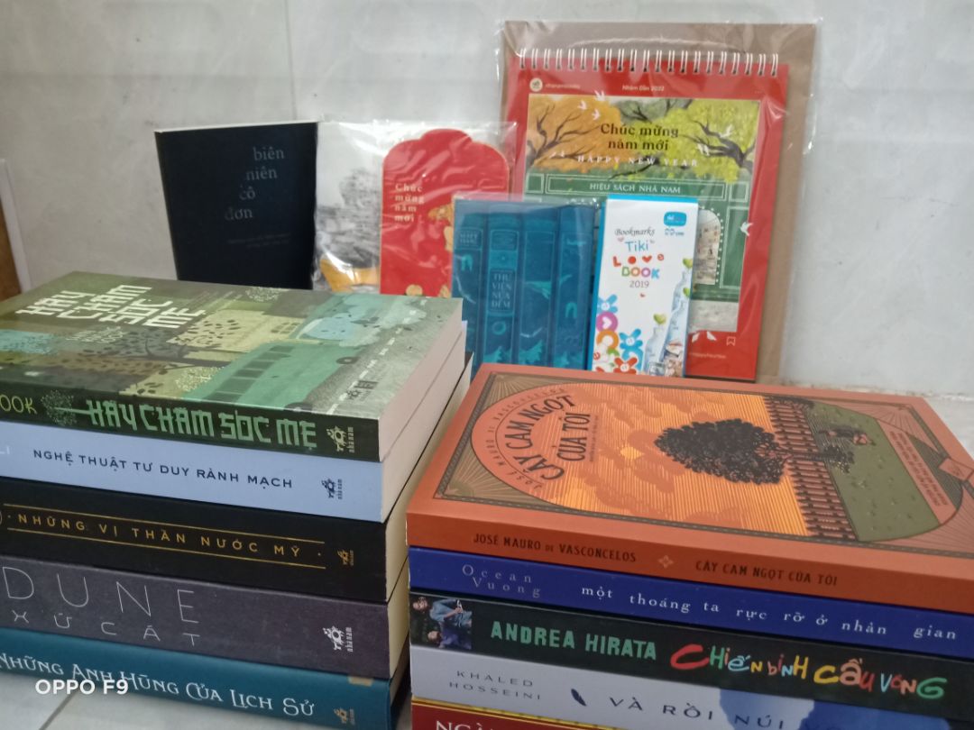 Sách của Nhã Nam rất đẹp, lỗi in thì có thể liên hệ Nhã Nam để đổi được. Quà đầy đủ, sale mạnh. Mình hơi buồn Tiki vì khâu đóng gói rất sơ sài, ko có bọc xung quanh, nên trừ điểm chỗ này. Cũng may mình mua nhiều nên vừa hộp, ko bị lỗi gáy sách mấy, nhưng cũng bị nhăn gáy sách. Khâu vận chuyển cũng làm mình sốt ruột nữa, ko thấy cập nhật gì kỹ lắm, nhưng đợt này giao đúng hẹn. Cuốn này bị nhăn thấy nếp trên bìa luôn nên hơi buồn :(