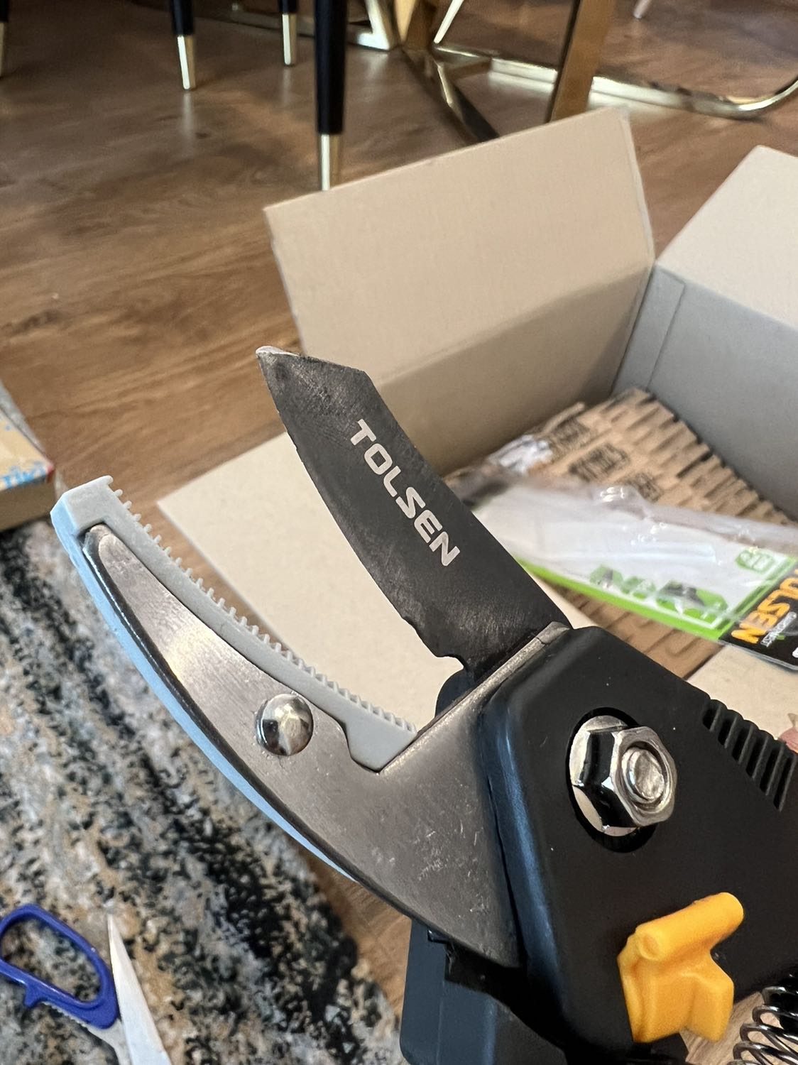 kéo vừa nhận đã bị han với cong mẻ phần lưỡi