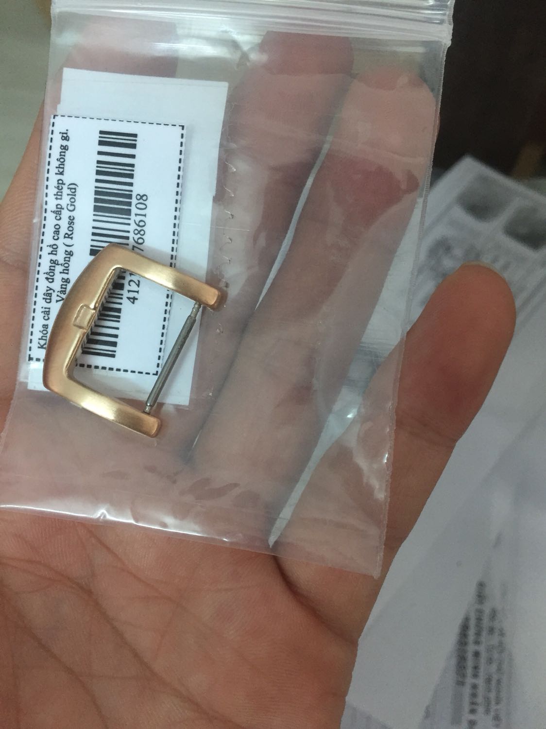 Gửi hàng thiếu chốt. Khoá mà vầy thì về khoá sao dc