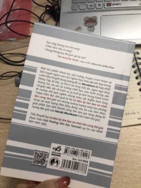 Gói cẩn thận, sách kh bị defect chỗ nào, cuốn này đọc tuyệt vời lắm. Thế giới lồng trong thế giới mô tả được hết vẻ đẹp của ngòi bút và phonh cách của Murakami =)) đây là cuốn đầu tiên mình đọc của ông nhưng mà đã cực kì thích rồi =)) chắc chắn sẽ mua thêm để đọc 🌝 mình săn cuốn này giá 101 thì phải siêu hời