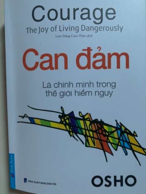 / Đây là 1 trong những quyển sách của tác giả Osho rất hay mà mình đọc. Lòng can đảm của 1 người dựa trên cách người đó sẽ đón nhận những điều mới mẻ hay mọi việc dù tốt hay xấu xảy đến. Ngoài ra còn nói về khái niệm của nỗi sợ và cách khắc phục những sợ hãi từ tâm trí. Bên cạnh đó còn đề cập về tâm lý đám đông. 1 cuốn sách tâm lý mang lại nhiều trải nghiệm đầy tính khai sáng khi đọc.
 Sản phẩm của tiki mình khá hài lòng về chất lượng và dịch vụ giao hàng