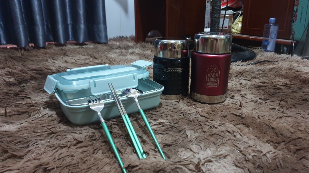 Mình cực kì hài lòng khi nhận bộ đũa, muỗng, nĩa này. Không biết những màu khác như thế nào chứ màu xanh mình chọn nhìn đẹp, lạ và sang. Nhìn ok lắm nha các bạn. Giá 103k thì cũng ổn.