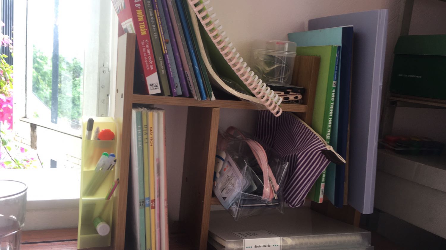 Kệ lắp dễ mà cứng cáp rất đẹp nha ở đây là rẻ nhất rùi á 
Mình cgai mà lắp cũng rất nhanh và dễ nữa 
Nói chung là hài lòng lắm mua với giá 57k cả ship được như vậy là ngoài mong đợi lun á ❤️❤️😍😍😍