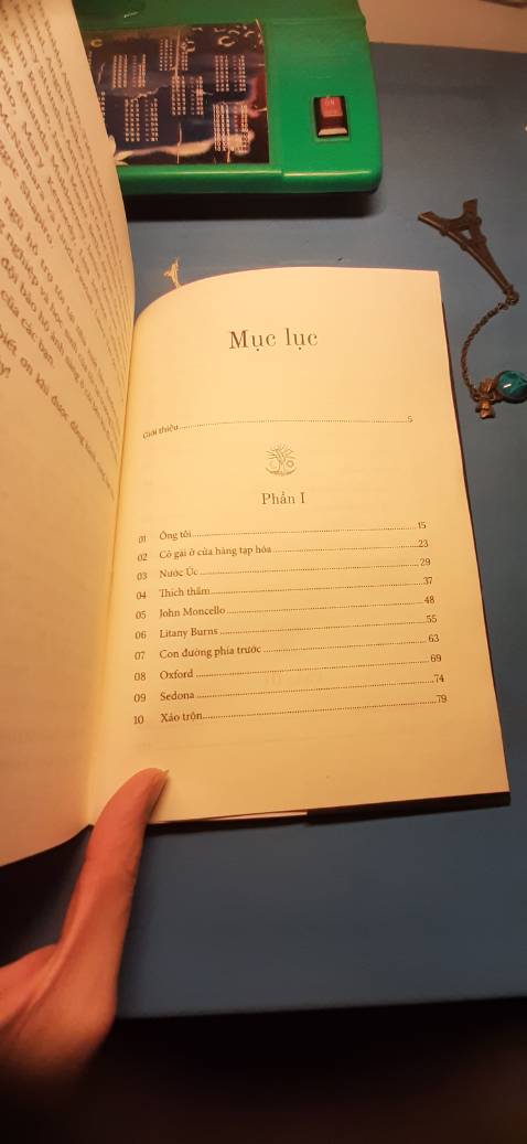 Một cuốn sách cực hay. Đây chính là cuốn The light between us của Laura. Một cuốn hồi ký về việc Laura đã khám phá ra năng lực ngoại cảm của mình như thế nào. Từ việc chấp nhận nó, chối bỏ nó rồi cuối cùng là chấp nhận hoàn toàn khả năng ngoại cảm để giúp đỡ mọi người chữa lành và mang tới ánh sáng cho rất nhiều cuộc đời u buồn. 

Khuyên mọi người nên đọc, đặc biệt là những ai đang trên hành trình thức tỉnh để nhận ra hình dáng thực sự của chính mình. Chúng ta là những linh hồn được gửi vào thân xác, một ngày nào đó tất cả chúng ta đều sẽ quay trở lại ngôi nhà ánh sáng tràn ngập tình yêu thương, đó mới chính là nơi tất cả mọi sinh mệnh trên vũ trụ này thuộc về. 

Điều duy nhất chúng ta cần làm là nhìn thế giới này từ một góc nhìn khác, những khác biệt nhỏ bé đó có thể thay đổi cuộc đời của chính bạn, thay đổi thế giới và làm rung chuyển cả vũ trụ. Điều đó giúp nâng cao tần số của trái đất và ánh sáng giữa chúng ta sẽ càng tỏa sáng hơn nữa