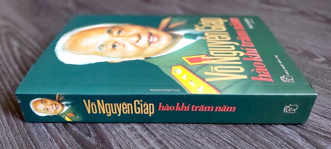 "Theo trình tự thời gian biên niên, trên phạm vi bao quát và phong phú của tư liệu về một nhân vật đến giờ vẫn hấp dẫn - Đại tướng Võ Nguyên Giáp - người đọc sẽ được tiếp cận với một nhân vật lịch sử lỗi lạc đã được thế giới mệnh danh là "Người chuyển dịch dòng chảy lịch sử" trong thế kỷ XX, "một trong những thiên tài lớn nhất của mọi thời đại". Qua 100 để mục và những hình ảnh tư liệu quý giá khắc họa hành trình cuộc đời của Đại tướng, người đọc có thể thấy được lịch sử của nước Việt Nam hiện đại qua chân dung một con người đã tỏa bóng lên cả hai thế kỷ."