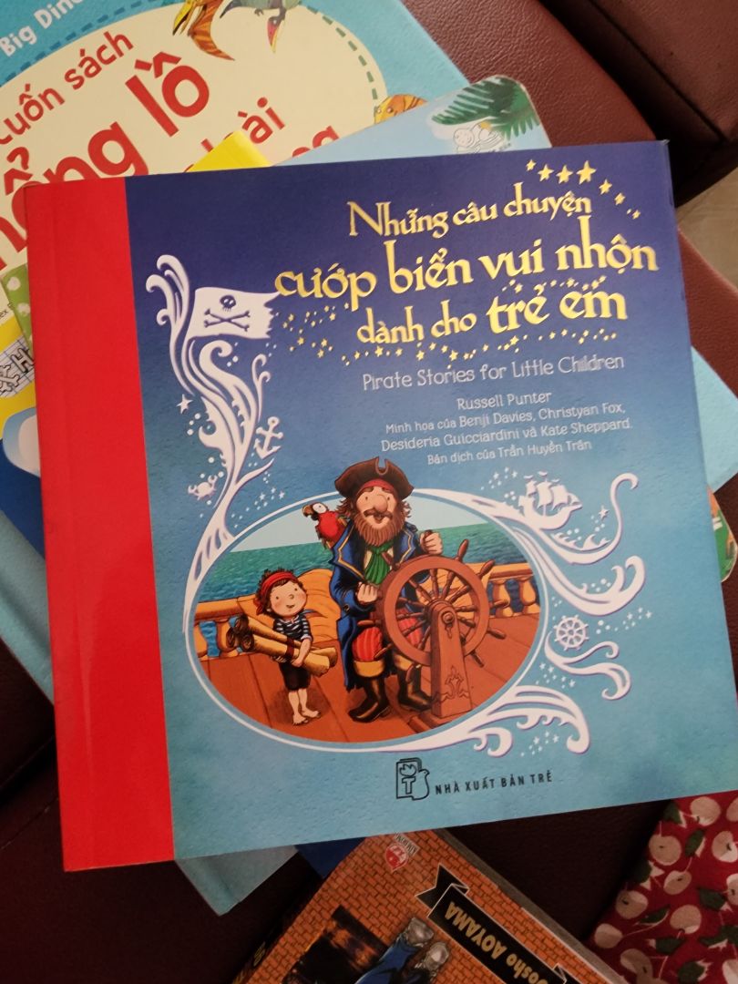 Sách có hình minh họa sinh động, màu sắc bắt mắt. Nội dung chữ vừa phải, thích hợp với các bé nhỏ.