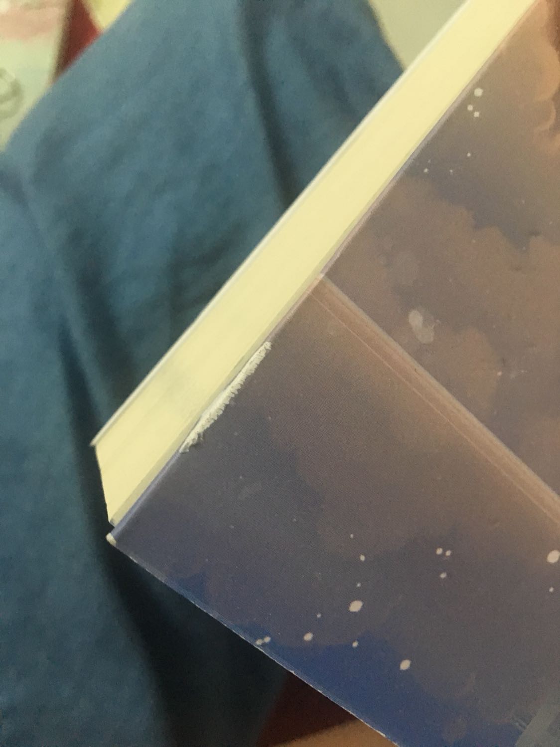 Chuyện là gói luôn cái móc khoá vào trong sách khiến sách bị lõm vào mình cũng không nói gì~ nhưng cả mặt trước cũng bị~ xong rồi còn bị trần! Tết xong tiki làm ăn kì quá! Nhưng do mua đồ nhiều rồi nên mình vẫn sẽ để 5sao, mong tiki khắc phục