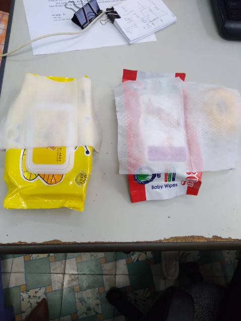 Có được cái thùng đẹp, bịch giấy ướt 80 miếng nhưng mà miếng giấy nhỏ xíu à, bằng 1 nửa tờ giấy ướt bình thường. Vì vậy bịch giấy cũng bằng 1 nửa bịch giấy 80 miếng khác.