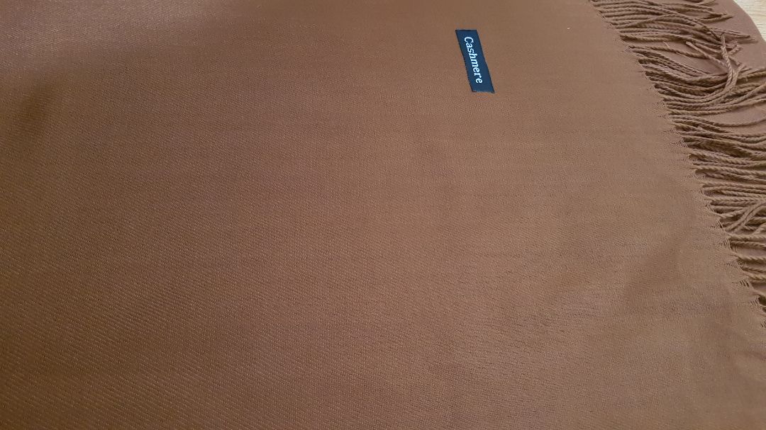 Màu thực tế là nâu đậm chứ ko f màu cafe như hình. Nhưng vải đẹp mịn. Choàng màu nâu cũng sang.