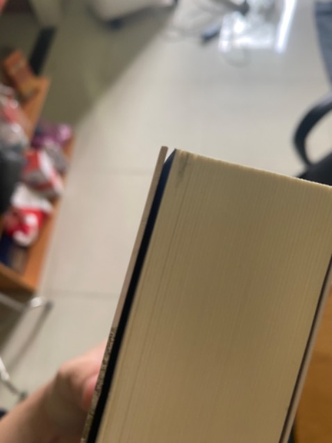 bìa sách bị trầy xước, tróc, sách bị dơ. Với lại mình thấy hình như là sách được bọc = màng bọc thực phẩm chứ kh phải seal sách bình thường???? Kh có chống sốc.