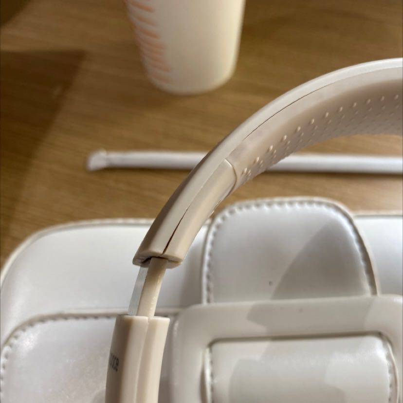 Màu sậm hơn trong ảnh, nhìn kĩ sẽ có 1 số chỗ ráp vô ko kín đc hết mà hở ấy :( hỏi nv thì nv bảo do thiết kế vậy
Nghe bass ổn nhe, mình mang đi du lịch ra sân bay thì chống ồn chỉ đc 6/10 thôi ạ. Kết nối bluetooh ổn. Nhg ko thể kết nối đc cả đt lẫn máy tính cùng 1 lúc như airpods đâu. Phải tắt 1 thiết bị thì mới kết nối đc thiết bị khác. Chỗ nút bấm thì kêu cạch cạch bên tai khá khó chịu.
 Tổng kết lại là giá như vầy hơi cao so với chất lượng í, nhg mà do mình dùng 2-3 năm rồi thay thôi nên ko cần quá bền. Nhìn chung thì ổn phù hợp nhu cầu thấp, tiền nào của nấy nha mn