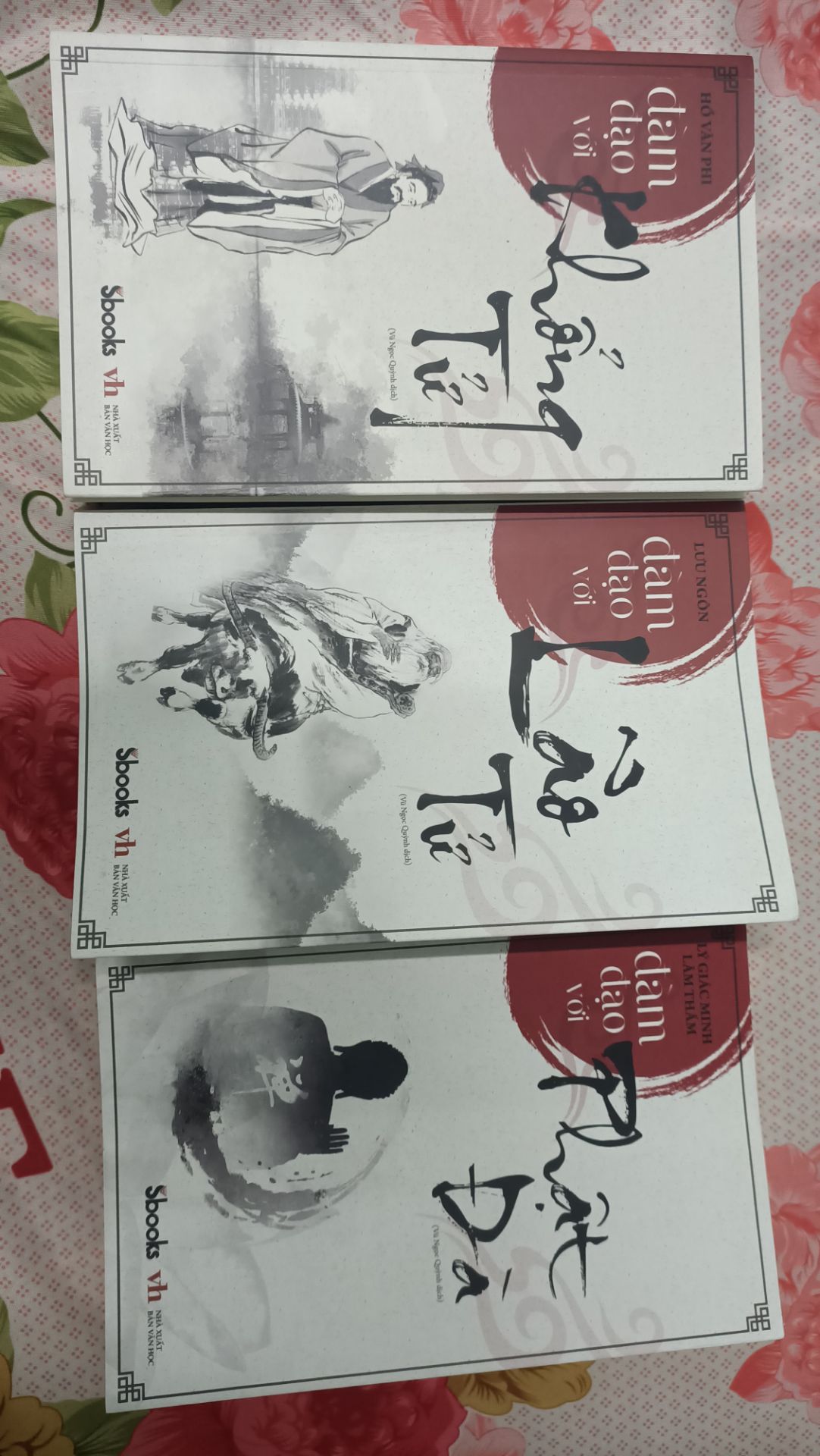 Trong 3 cuốn này thì cuốn Lão Tử là hay nhất bởi sự dễ đọc của ngôn từ, bài học cũng gần gũi cuộc sống hơn; đúng chất "đàm đạo" bởi nó giúp bạn có nhiều cái nhìn cuộc sống, bình tâm hơn và sống dễ dàng, chuẩn mực hơn. Đọc xong thấy rất nhẹ lòng.

Cuốn "Khổng Tử" thì chủ yếu bàn về chính trị không à, với nói luyên thuyên về  Khổng Tử, ngoài ra các cuộc nói chuyện rất là "tương đối" (kiểu ko có câu nói nào là chắc chắn hết, cứ nói ra rồi giải thích "ko phải vậy", "ý ko phải thế"...khiến mình thấy "ba phải" sao sao ấy ^^. Các bài học rất rất ít luôn và thấy nó không hợp cho các bạn đâu. Đừng thấy danh xưng "Khổng Tử" mà nghĩ đọc được nó thì trở nên tinh thông, thanh cao, trí thức. :v

Cuốn "Phật Đà" là cuốn tác giả viết DỞ nhất. Phật là người rất gần gũi với chúng ta vì nước ta chủ yếu là đạo Phật nên rất nhiều người sẽ hi vọng rất nhiều về nội dung của cuốn này. Nhưng đọc xong thấy thất vọng tràn trề luôn mn ạ. Nó không đúng chất "Đàm Đạo" mà cứ như là "Kể sử" vậy. kể về cuộc đời của Phật rồi các học trò. Phần lớn sách là cuộc nói chuyện của Lâm Thấm với Lý Giác Minh chứ không phải là Phật Đà. Chương 1 các bạn không nên đọc vì nó viết rất chán. Các chương gần cuối cũng vậy. Các bài học rút ra từ cuốn này thì nhiều hơn cuốn "Khổng Tử" một chút. Nhưng cách viết của tác giả khiến các bạn đọc xong là mất niềm tin vào giáo lý Phật luôn ấy. Rồi tác giả kiểu tân bóc Trung Quốc nữa. Mình khuyên các bạn không nên mua cuốn này. Nếu thành tâm với Phật thì nên tìm đọc các cuốn khác hoặc vào chính trang Phật giáo trên mạng đọc nhé. sẽ tốt hơn.

Tóm lại 3 cuốn thì chỉ nên mua "Lão Tử" thôi (đánh giá 4.5*) . Mình cho trung bình 3 cuốn là  3* vì đọc quá nhiều trang và tốn thời gian mà bài học không xứng đáng cho lắm với công sức bỏ ra. 
p/s lời nhận xét của mình mang ý kiến cá nhân và thành thật chứ không như quảng cáo đâu nhé. các bạn đừng để bị ***. và nếu ai muốn mua 3 cuốn thì cứ mua. Vì đọc sách dù gì cũng là việc tốt hơn bấm đt, chơi game mà nhỉ :D