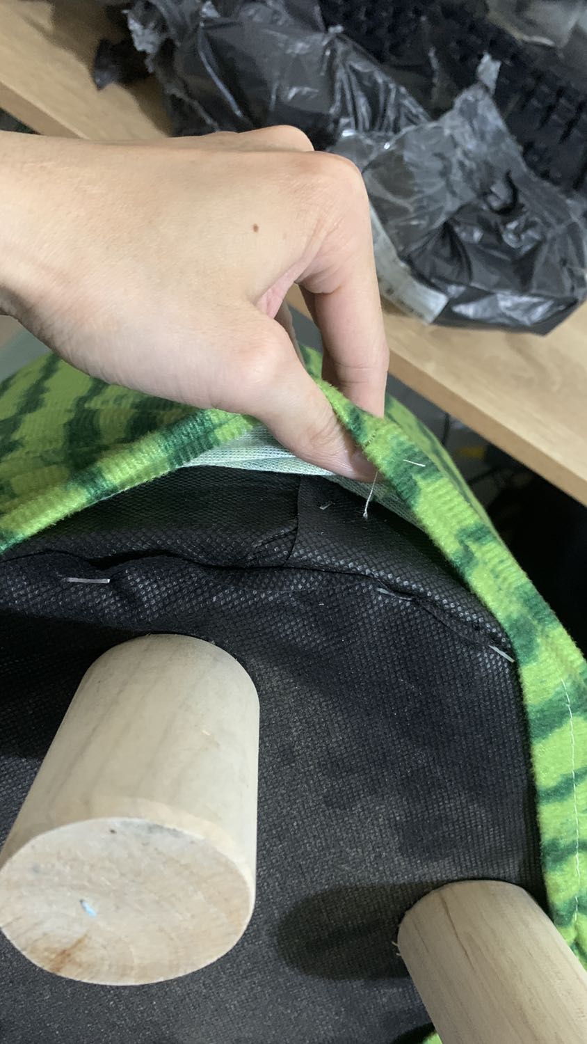 Ưu điểm:
- Chân gỗ khá chắc chắn.
- Vỏ áo in màu tương đối đẹp.

Nhược điểm:
- Thân ghế chỉ là lớp nhựa cứng được dập ghim bấm chứ ko có lớp đệm giống mặt ghế.
- Vỏ áo đường chỉ may hơi yếu, lột ra khá căng dễ bung chỉ.

Nói chung nếu mua về chỉ để gác chân như mình thì cũng tạm ổn. Còn để ngồi bàn trà, bàn sofa thấp thì ko thích lắm.