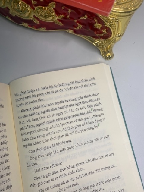 “He was a man of black and white. And she was color. All the color he had.” 

Suddenly the color disappeared and he thought he had no reason to exist. But it was his big and warm heart under his rough and gruff demeanor that lit up everything he touched.

Ông nghĩ Bà mất thì hong ai hiểu ông nữa và ông tồn tại là vô nghĩa. Mặc dù thô lỗ cọc cằn và sống quá nguyên tắc nhưng chính trái tim ấm áp sâu bên trong đã lan toả giá trị của ông đến mọi con người ông gặp và mọi đồ vật ông chạm vào, tạo nên những mối liên kết đáng ghét khiến ông phải tạm gác chuyện tự tử hết lần này đến lần khác và rồi chính sự ghét đó trở thành lí do để ông sống. 

“Con người ta sống không đơn giản chỉ là vì mình mà còn phải biết nỗ lực vì người khác. Bà nỗ lực vì những điều tốt đẹp, còn ông Ove nỗ lực vì Bà.” ❤️
