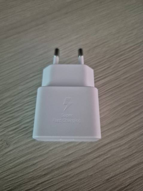 Đóng gói cẩn thận, tặng kèm cáp, có chạy "sạc siêu nhanh" của SS lun