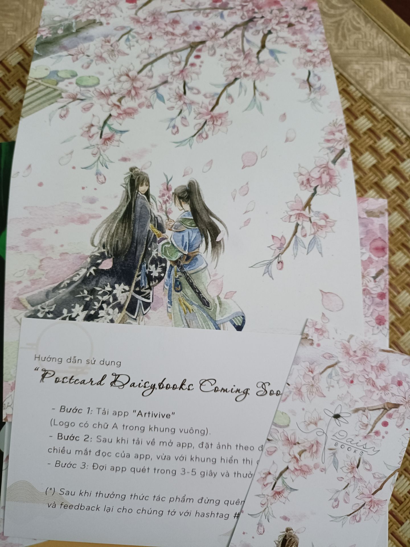 _Mặt hình thức: Tiki giao hàng và gói hàng rất tốt. Sách còn mới nguyên, bọc nilon, không bị nhăn góc hay hư hại gì. 

_Mặt nội dung: rất ngược. Đọc mà nước mắt không cầm được. Thực sự nhà văn và dịch giả đã miêu tả nội tâm của nhân vật rất "đặc sắc". Dường như càng đọc càng nhập tâm vào câu chuyện vậy. Chỉ muốn nói là hãy đọc và cảm nhận đi nhé!

Rất cảm ơn tiki!!!