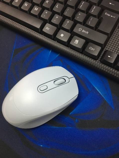 Màu sắc chuột trang nhã, xanh rất đẹp rất giống ảnh chân thực . Chuột cầm đầm tay, chắc chắn, mình *** thấy click êm không có tiếng ồn đúng như quảng cáo, hàng đóng gói cẩn thận, đẹp. Giao hàng nhanh. Shop tư vấn rất có tâm,  nhiệt tình. Sẽ ủng hộ Shop thêm. Nên mua nhé mn