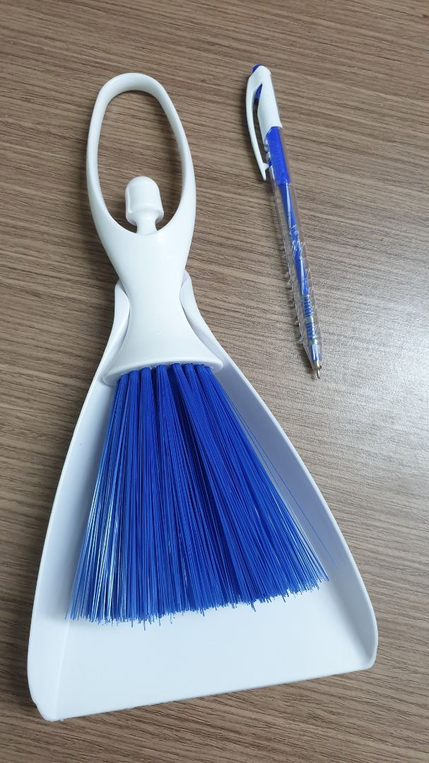 Mình rất ưng sản phẩm này vì sự nhỏ gọn và tính mỹ thuật. Treo sản phẩm lên nhìn cũng lịch sự hơn. Mình cố tình chụp cạnh cây bút để các bạn tiện so sánh và ươc chừng được kích thước sản phẩm.