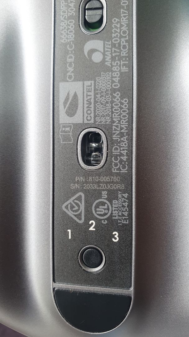 Sản phẩm cũ, đã qua sử dụng, không có tem bảo hành. Hộp cũng bị cũ, bị dán nhiều lần băng keo chỗ mở hộp, không có hộp nhựa để đựng chuột. Mã sản phẩm và mã trên hộp không giống nhau. Sản phẩm bị trầy phần đế.