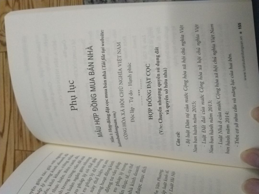 Nội dung sách nói về các chủ đề nền tảng, cơ bản, tập hợp những kiến thức đã có sẵn từ pháp lý do nhà nước tạo ra, các vụ *** có sẵn trên báo mạng.

Theo tôi thấy, sách ko có chia sẻ nhiều về kinh nghiệm bản thân tác giả về các chiêu trò, mưu kế trong việc mua bán nhà. 

Đa phần kiến thức về thủ tục giấy tờ, pháp lý, đi đâu làm gì để cho ra sổ.

Tóm lại ai chưa có nền tảng gì về thủ tục, pháp lý mua bán nhà, nên mua.

PS: Ngoài ra, phần phụ lục về các bản mẫu hợp đồng, có cho website để tải file văn bản, thì vào đó nhưng ko biết văn bản mẫu nằm ở đâu.
