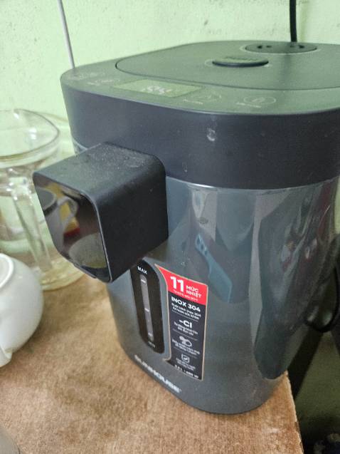 Mình mua về dùng được khoảng 2 tháng thì bị lỗi như hình ảnh ấy. Đi làm về nước không còn nóng,  baam tăng giảm nhiệt độ không được, gọi bảo hành thì ở ngoại thành mới có bảo hành,vtrong trung tâm Hà Nội không có bảo hành
Mình rút điện đi cắm lại thì lại được

Nói chung dùng tạm được. Lỗi thì k ai đến bảo hành, hoặc rất không hợp lý ở chỗ bảo hành chỉ có ở Long Biên hoặc Hoài Dức gì đó, 1 cái bình nước mà gửi đi bảo hành ở ngoại thàn xong tiền phí 2 chiều cộng thời gian chờ vài ngày đến vài tuần thì ko hợp lý.  và hình thức thì hơi xấu, trông như lô cốt ấy, như thùng rác nhỏ thì đúnghơn.