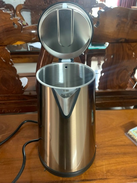 nhận đc ấm thấy đáng tiền thật. đầu tiên kiểu dáng, ngoài hình đẹp mang phong cách châu âu. thứ 2 màu sắc vàng đồng bắt mắt nhìn rất sang trọng, thứ 3 ấm inox chắc chắn, nấu sôi nhanh, có chế độ giữ nhiệt. thứ 4 shop đóng gói sản phẩm kỹ càng, thứ 5 giao hàng nhanh. tổng kết lại rất đáng tiền nên mua