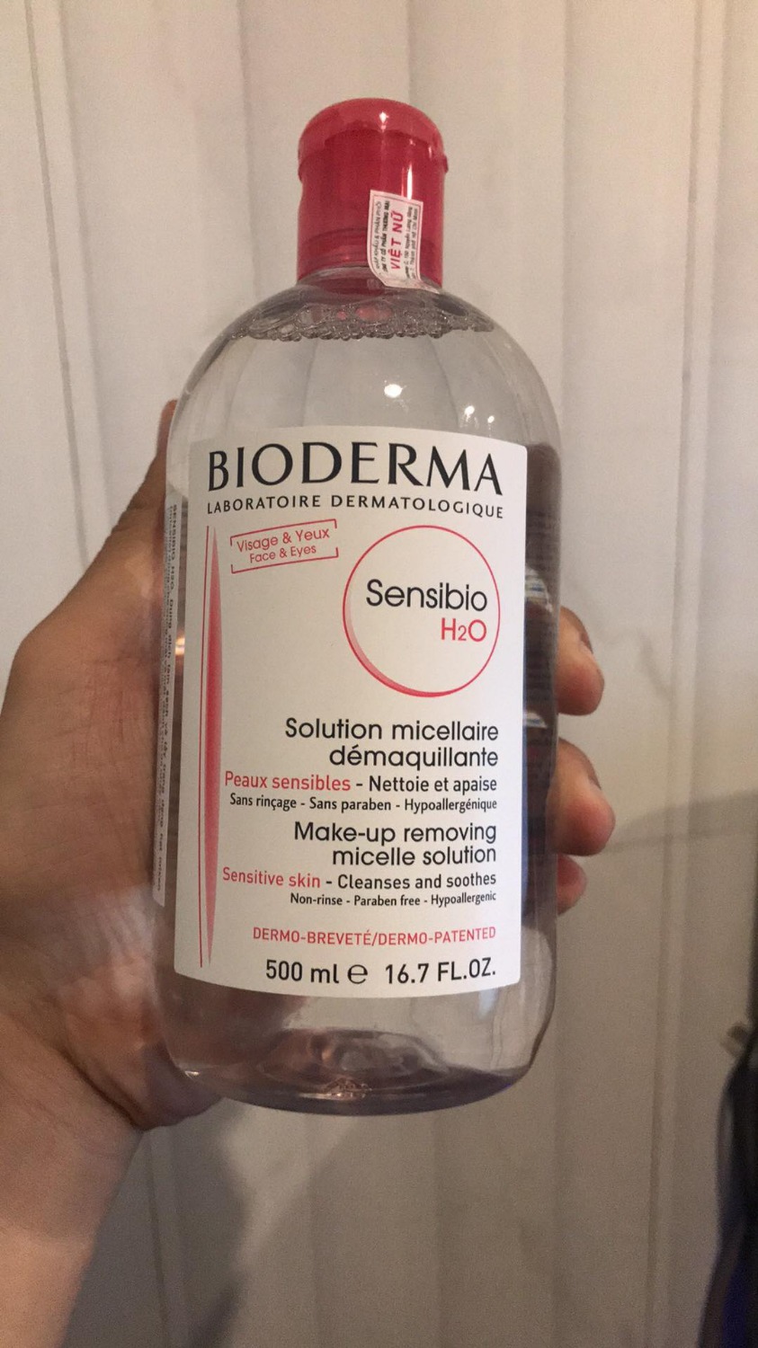 Đánh giá về tẩy trang Bioderma hồng này chỉ có 1 từ thôi là : Quá tuyệt vời, mới nặn mụn xong mà dùng vẫn không kích ứng gì cả. Đúng là tẩy trang quốc dân mà
Nhận xét khi mua hàng trên Tiki : giao khá nhanh, hàng chuẩn auth. Lúc đó mua giá 434.000 đ của nhà cung cấp Từ Hảo Pharma. Chai nguyên vẹn, không rò rỉ, date xa. Nói chung hài lòng về sản phẩm và trải nghiệm trên Tiki
Mình cũng có dùng song song với tẩy trang Bioderma xanh lá. Thường cách dùng của mình như sau :
Khi mới nặn mụn hoặc vừa bị kích ứng mình sẽ dùng màu hồng 
Còn bình thường do da mình thuộc loại da dầu nhiều nên dùng màu xanh lá là chủ đạo
Màu hồng này dùng được cho cả mắt và môi các bạn nhé